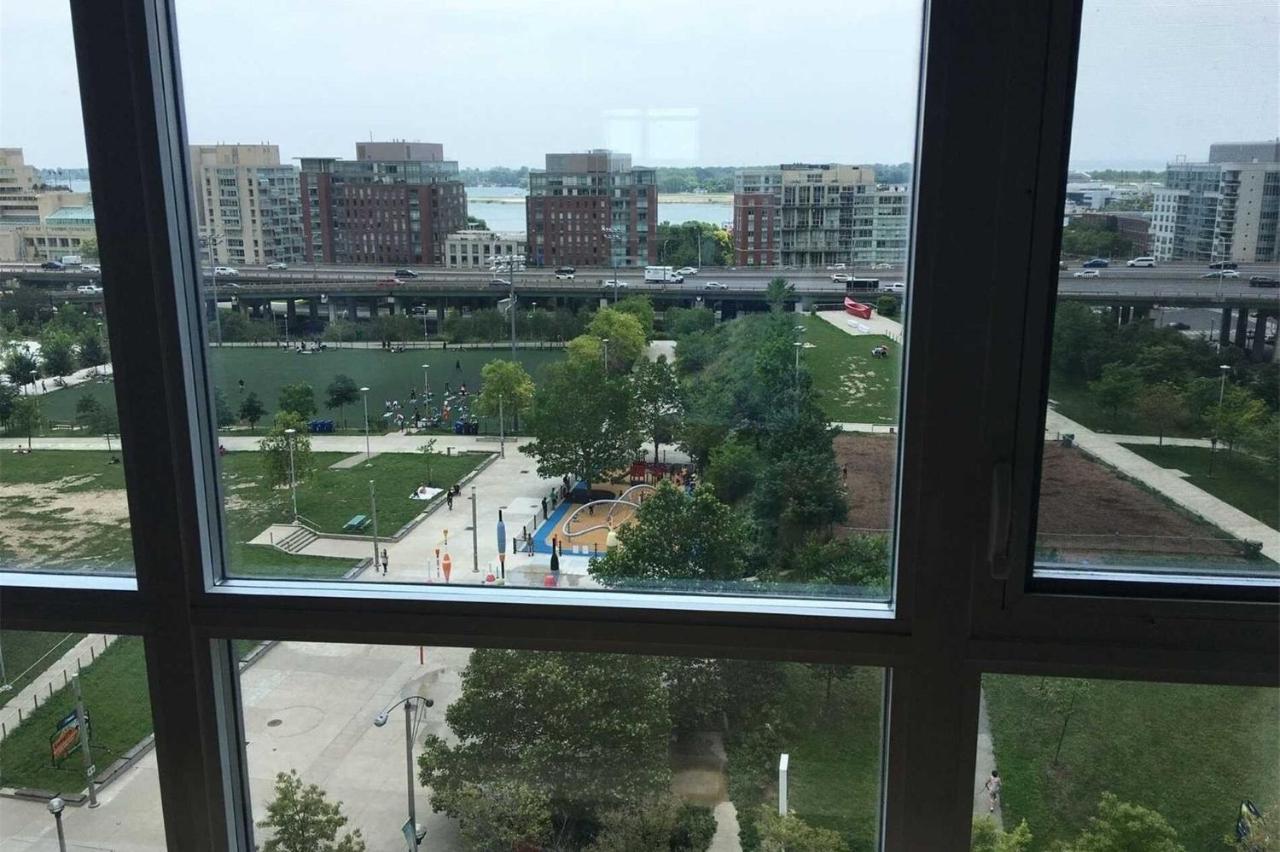 טורונטו Three-Bedroom Condo With Free Parking Nearby Cn Tower With Lake View מראה חיצוני תמונה