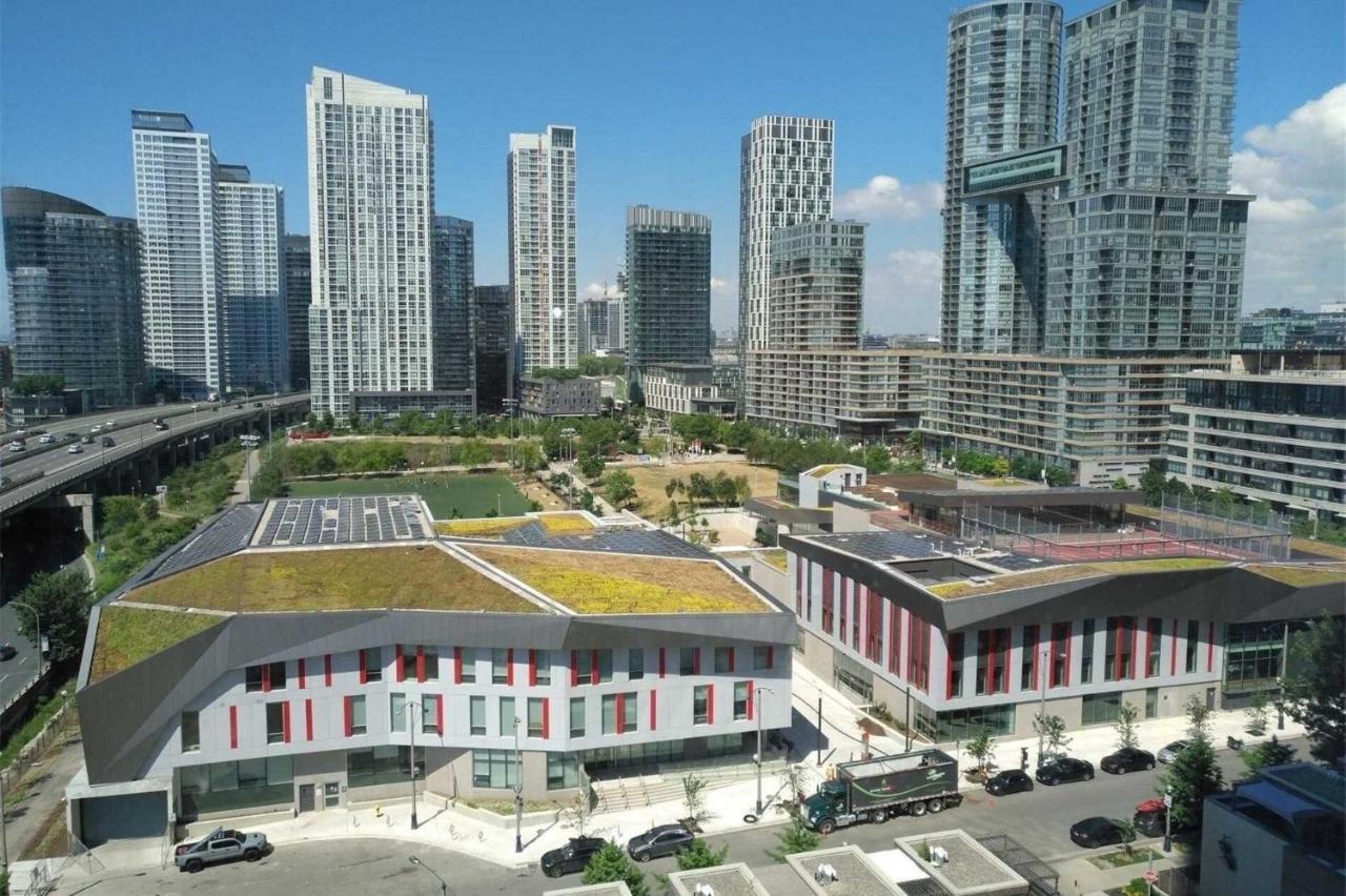 טורונטו Three-Bedroom Condo With Free Parking Nearby Cn Tower With Lake View מראה חיצוני תמונה