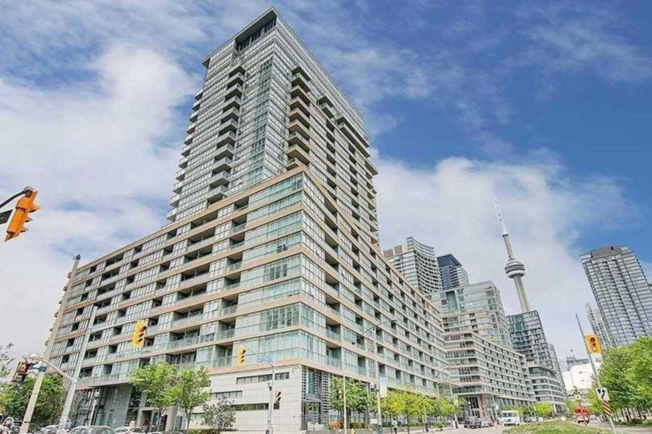 טורונטו Three-Bedroom Condo With Free Parking Nearby Cn Tower With Lake View מראה חיצוני תמונה