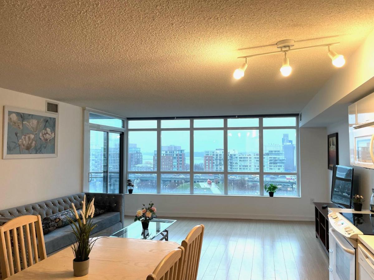טורונטו Three-Bedroom Condo With Free Parking Nearby Cn Tower With Lake View מראה חיצוני תמונה