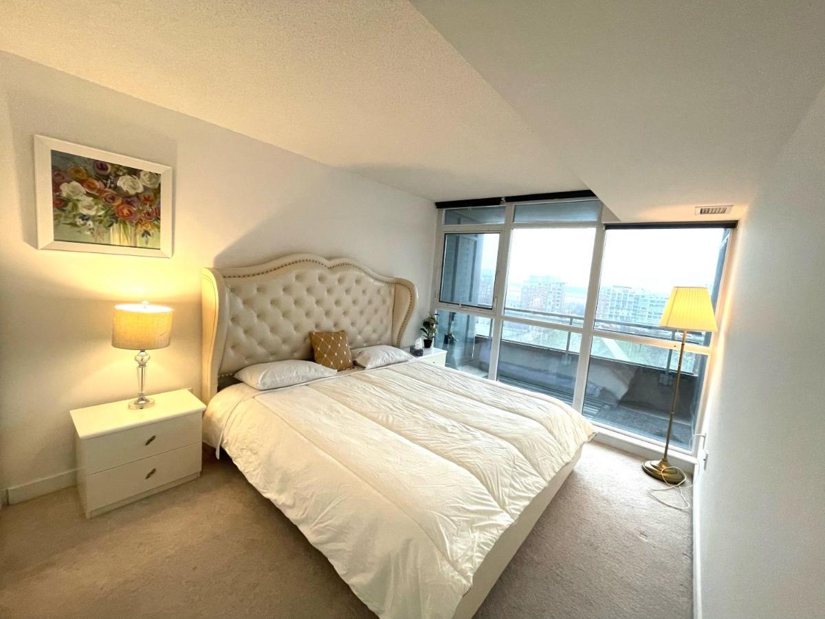 טורונטו Three-Bedroom Condo With Free Parking Nearby Cn Tower With Lake View מראה חיצוני תמונה