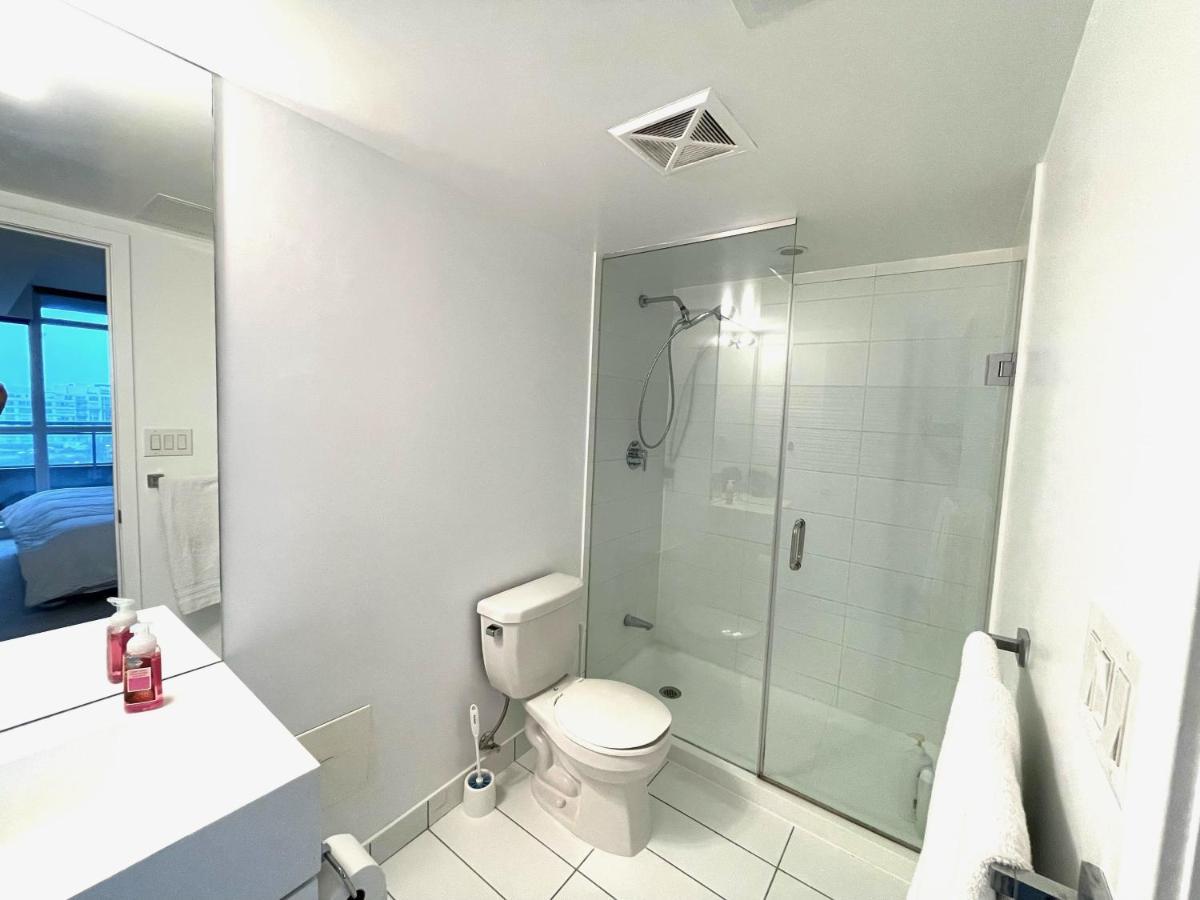 טורונטו Three-Bedroom Condo With Free Parking Nearby Cn Tower With Lake View מראה חיצוני תמונה