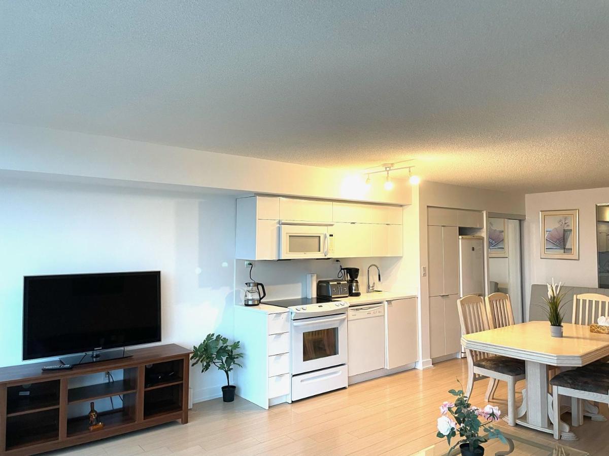 טורונטו Three-Bedroom Condo With Free Parking Nearby Cn Tower With Lake View מראה חיצוני תמונה