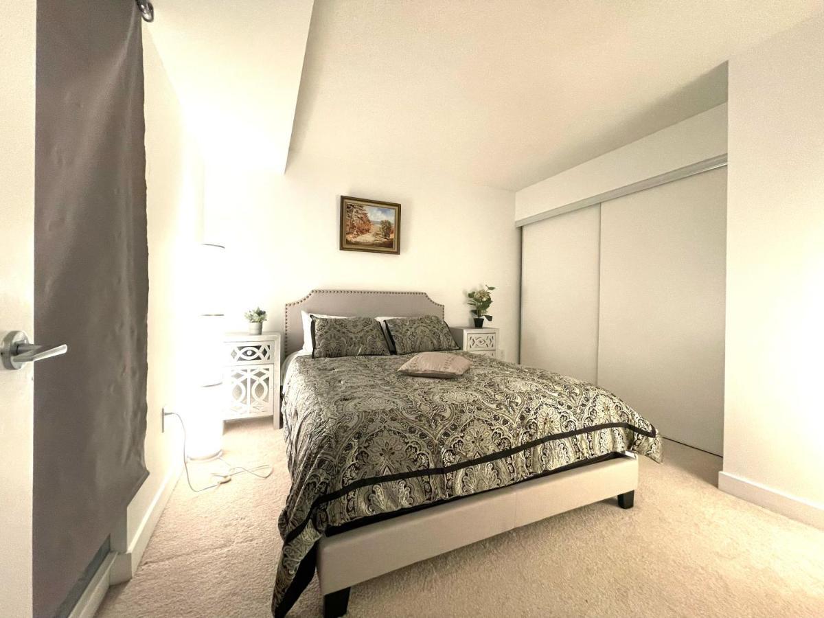 טורונטו Three-Bedroom Condo With Free Parking Nearby Cn Tower With Lake View מראה חיצוני תמונה