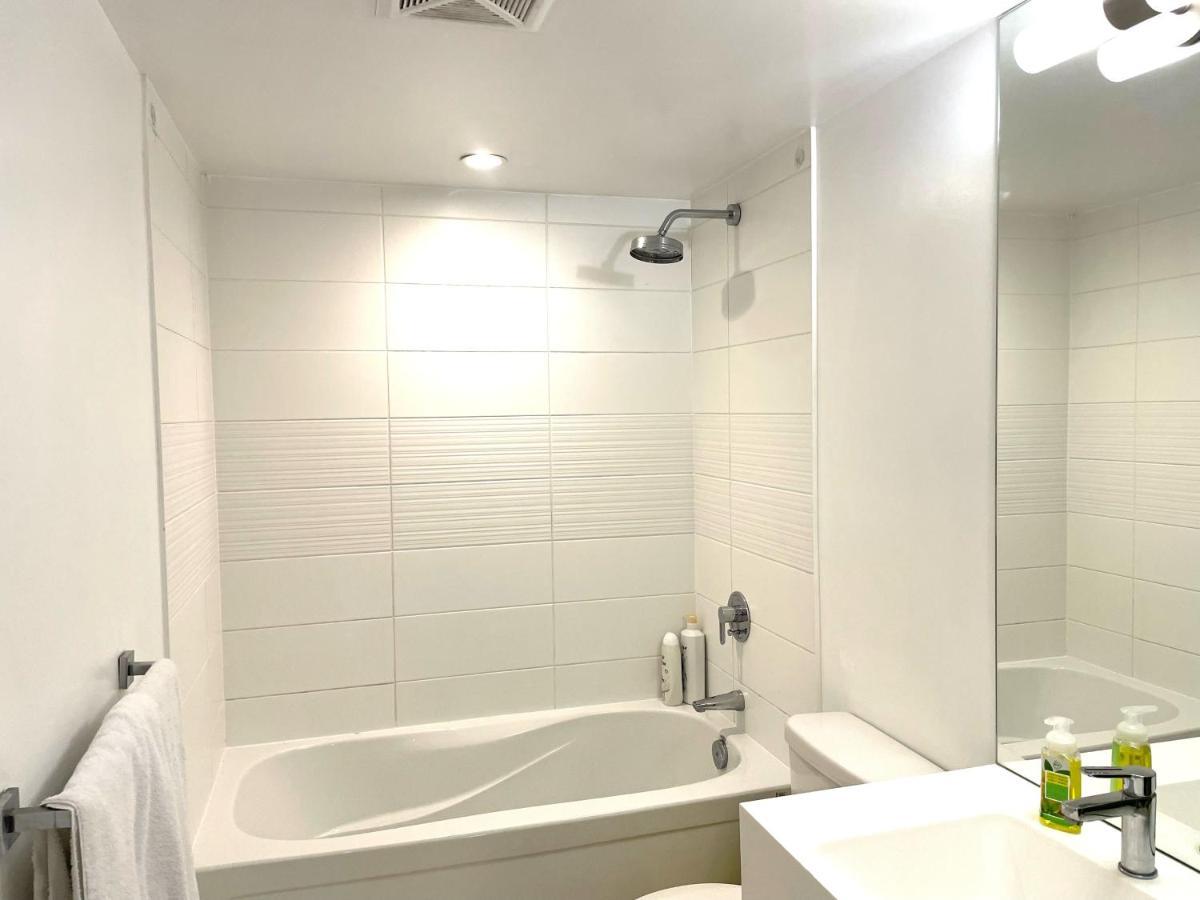 טורונטו Three-Bedroom Condo With Free Parking Nearby Cn Tower With Lake View מראה חיצוני תמונה