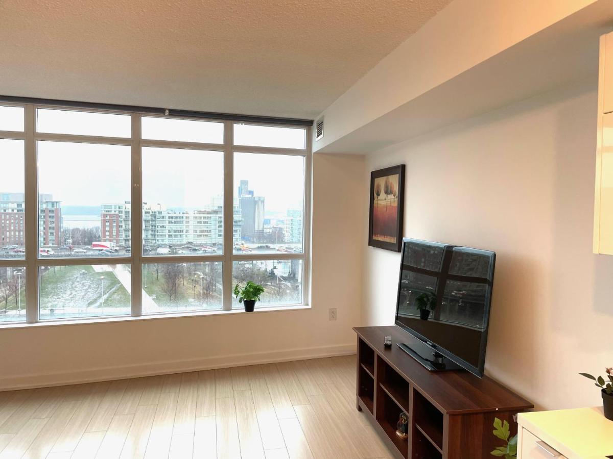 טורונטו Three-Bedroom Condo With Free Parking Nearby Cn Tower With Lake View מראה חיצוני תמונה