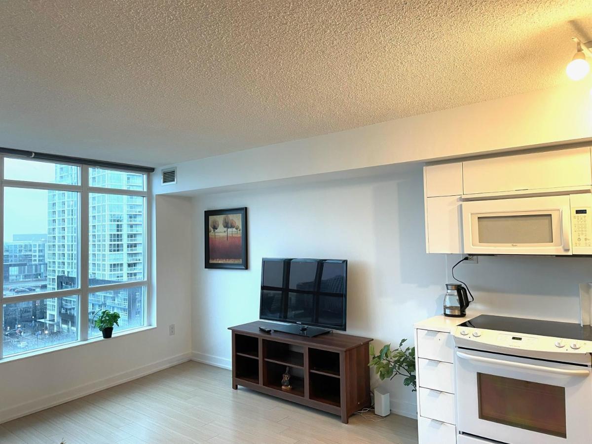 טורונטו Three-Bedroom Condo With Free Parking Nearby Cn Tower With Lake View מראה חיצוני תמונה