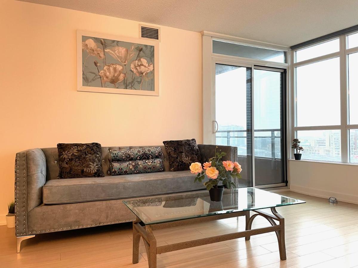 טורונטו Three-Bedroom Condo With Free Parking Nearby Cn Tower With Lake View מראה חיצוני תמונה