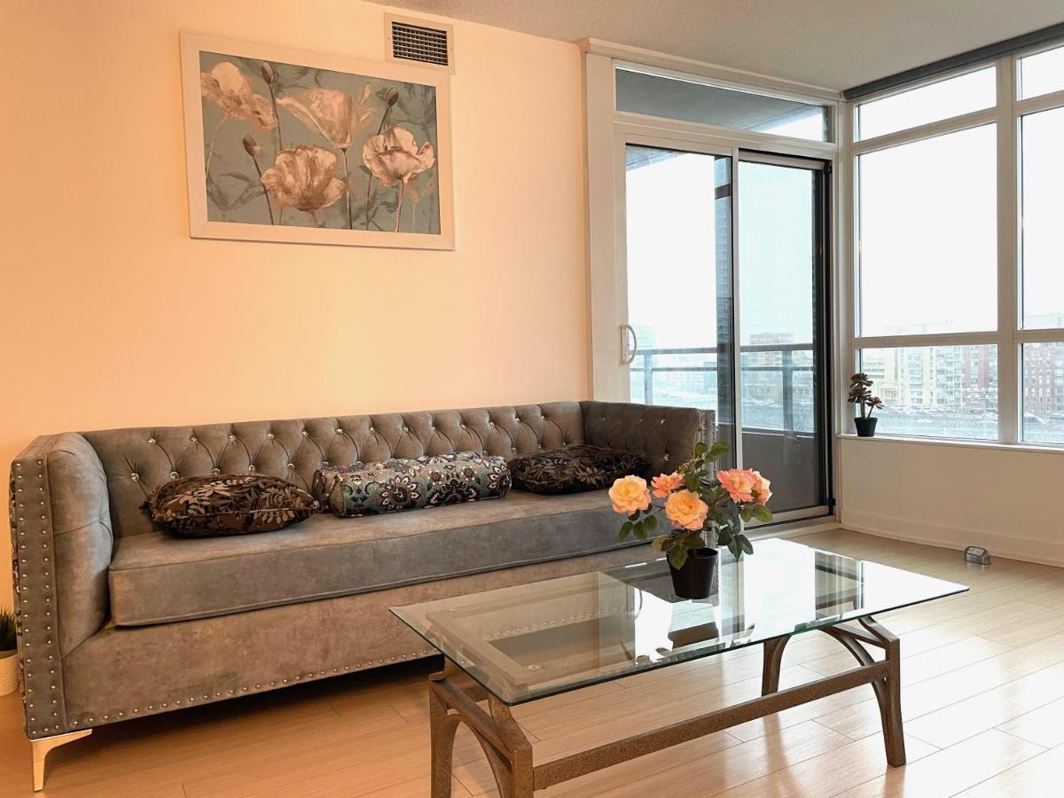 טורונטו Three-Bedroom Condo With Free Parking Nearby Cn Tower With Lake View מראה חיצוני תמונה