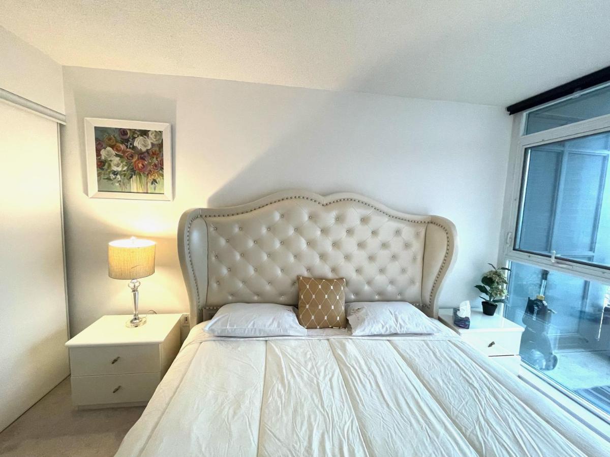 טורונטו Three-Bedroom Condo With Free Parking Nearby Cn Tower With Lake View מראה חיצוני תמונה