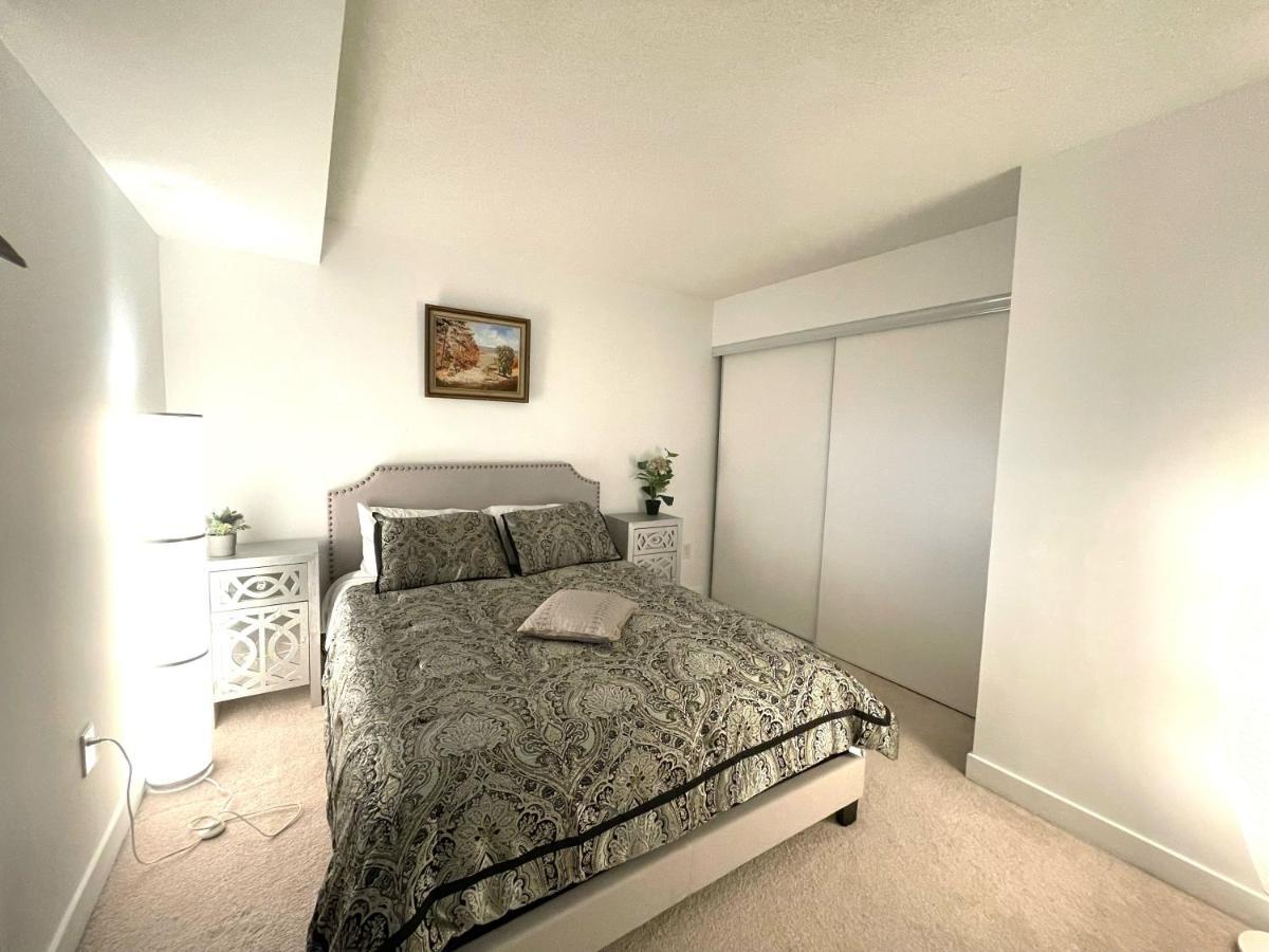 טורונטו Three-Bedroom Condo With Free Parking Nearby Cn Tower With Lake View מראה חיצוני תמונה
