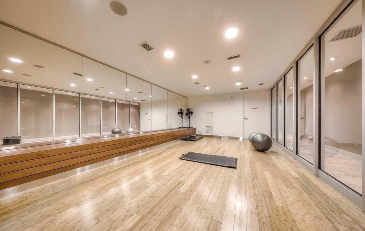 טורונטו Three-Bedroom Condo With Free Parking Nearby Cn Tower With Lake View מראה חיצוני תמונה
