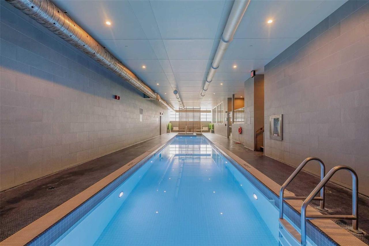 טורונטו Three-Bedroom Condo With Free Parking Nearby Cn Tower With Lake View מראה חיצוני תמונה