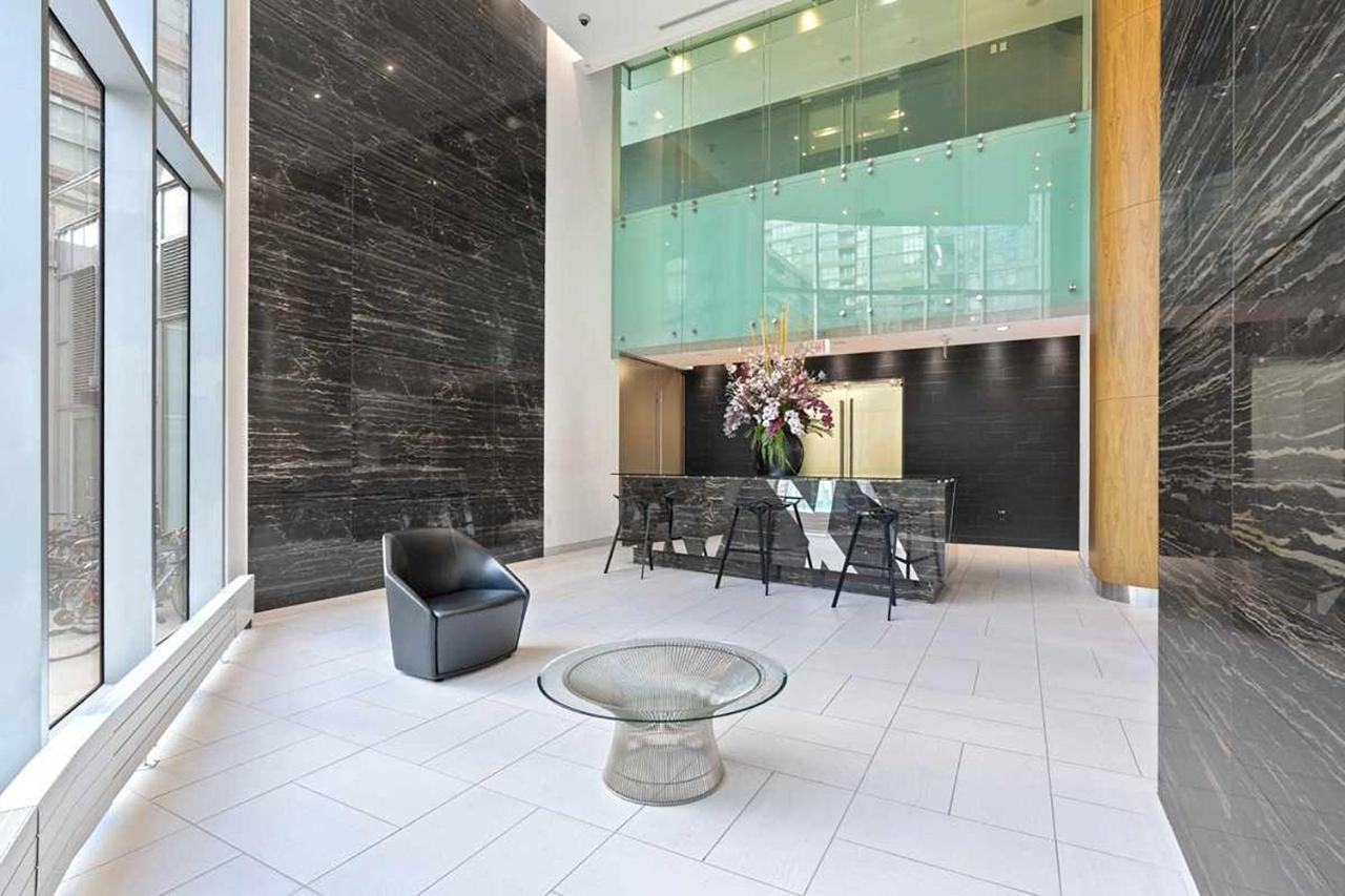 טורונטו Three-Bedroom Condo With Free Parking Nearby Cn Tower With Lake View מראה חיצוני תמונה
