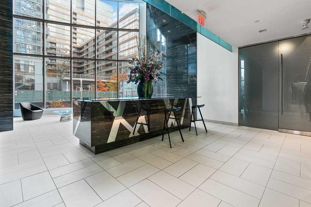 טורונטו Three-Bedroom Condo With Free Parking Nearby Cn Tower With Lake View מראה חיצוני תמונה