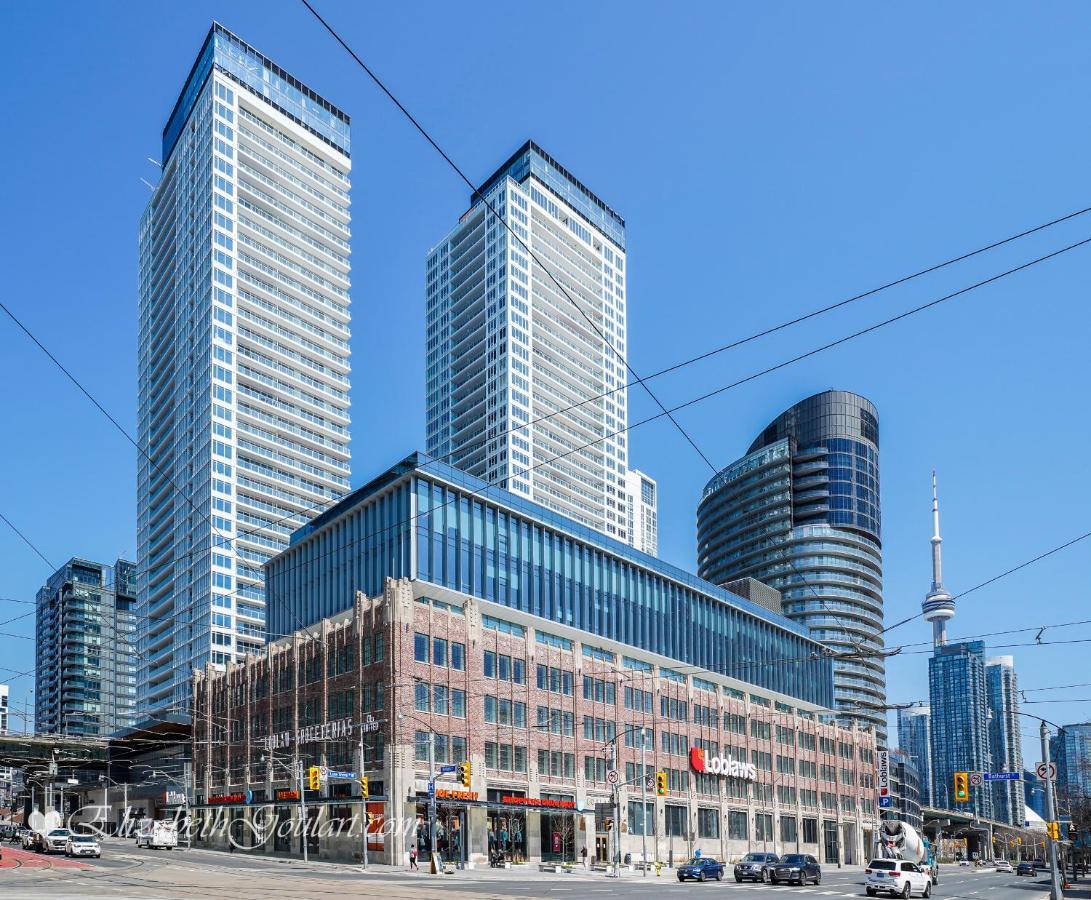 טורונטו Three-Bedroom Condo With Free Parking Nearby Cn Tower With Lake View מראה חיצוני תמונה