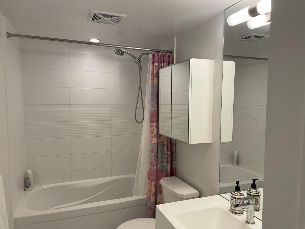 טורונטו Three-Bedroom Condo With Free Parking Nearby Cn Tower With Lake View מראה חיצוני תמונה