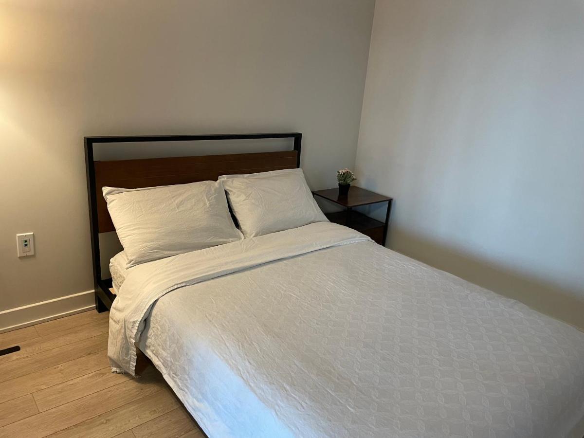 טורונטו Three-Bedroom Condo With Free Parking Nearby Cn Tower With Lake View מראה חיצוני תמונה