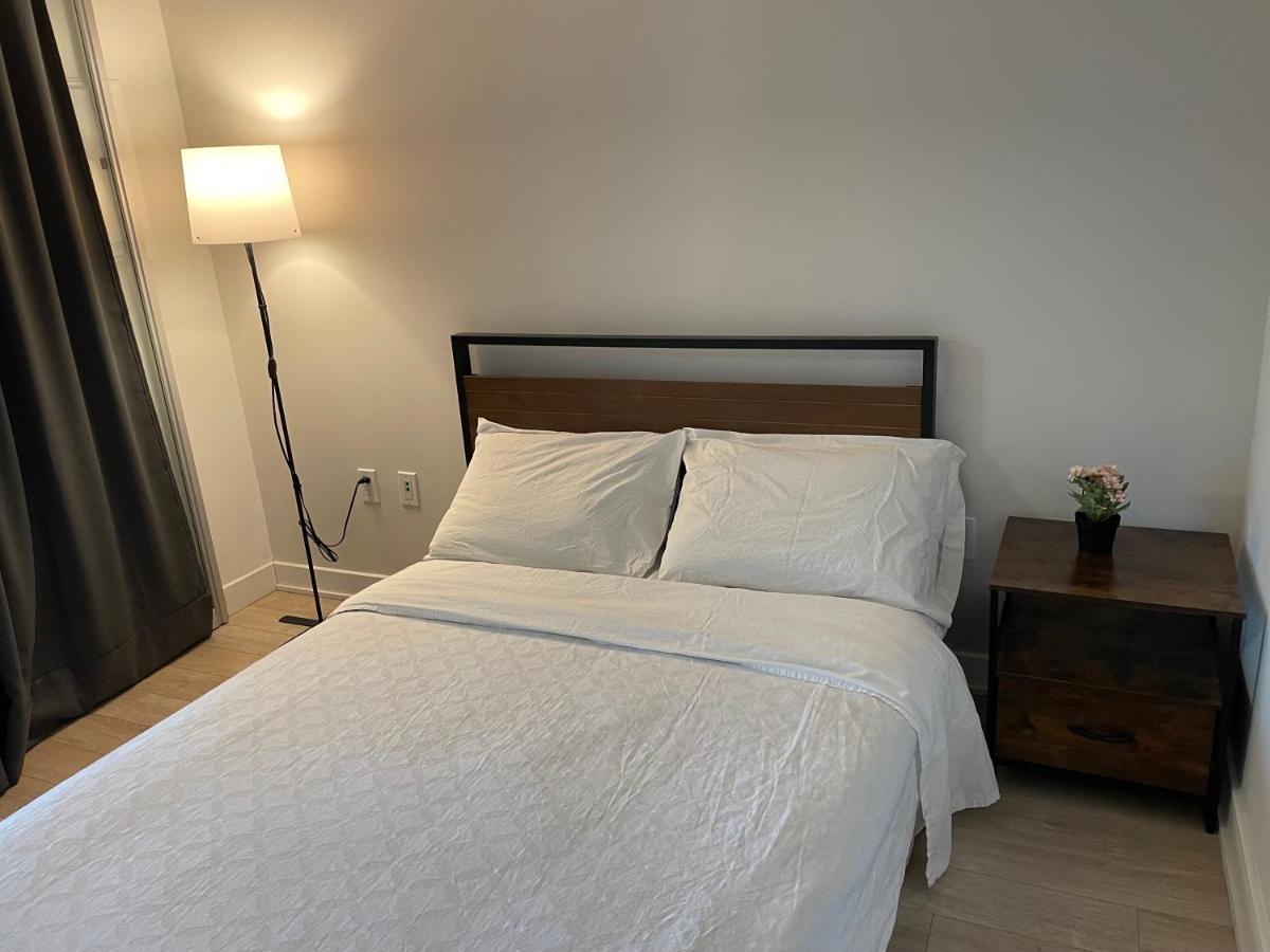 טורונטו Three-Bedroom Condo With Free Parking Nearby Cn Tower With Lake View מראה חיצוני תמונה