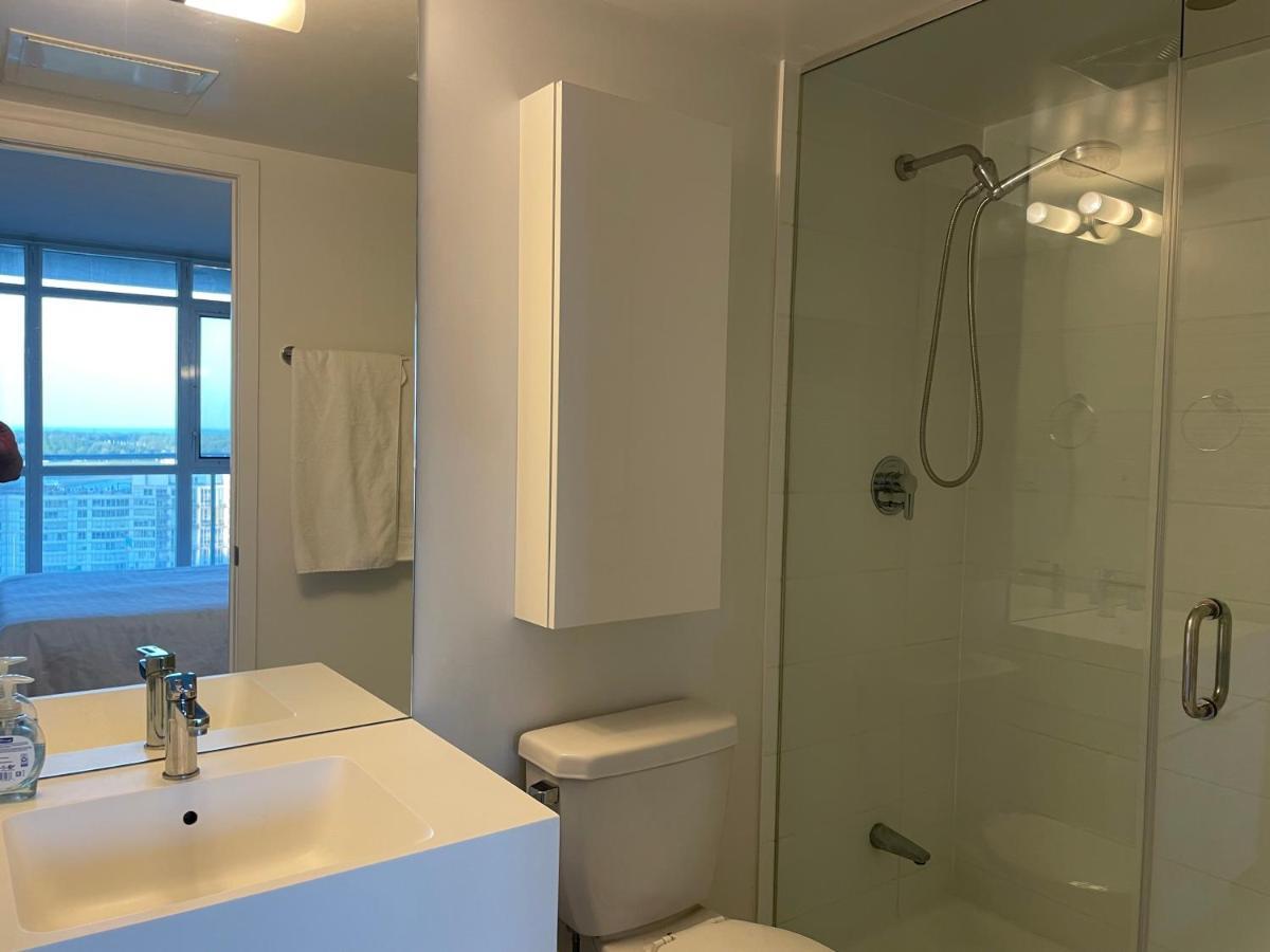 טורונטו Three-Bedroom Condo With Free Parking Nearby Cn Tower With Lake View מראה חיצוני תמונה
