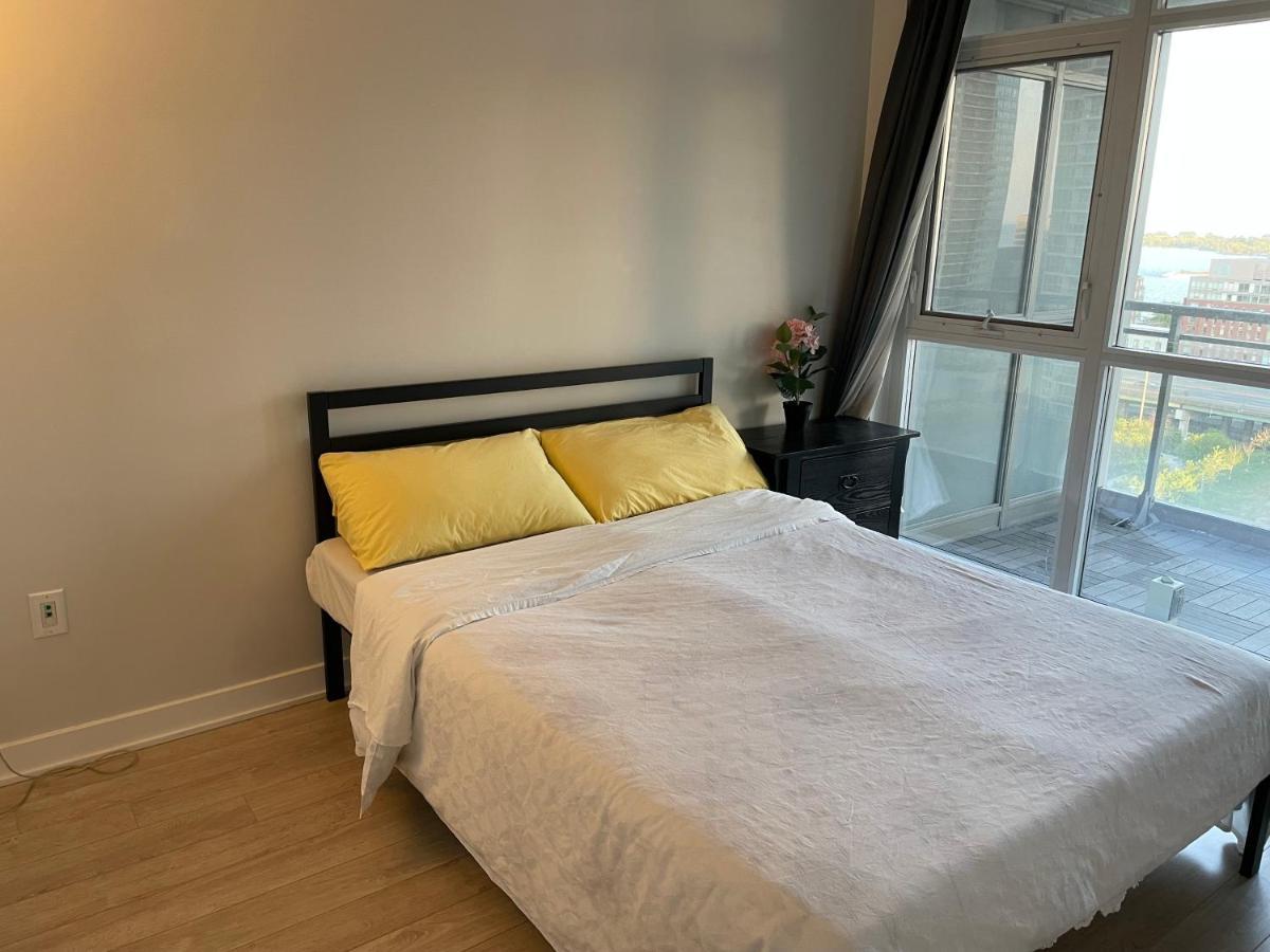 טורונטו Three-Bedroom Condo With Free Parking Nearby Cn Tower With Lake View מראה חיצוני תמונה