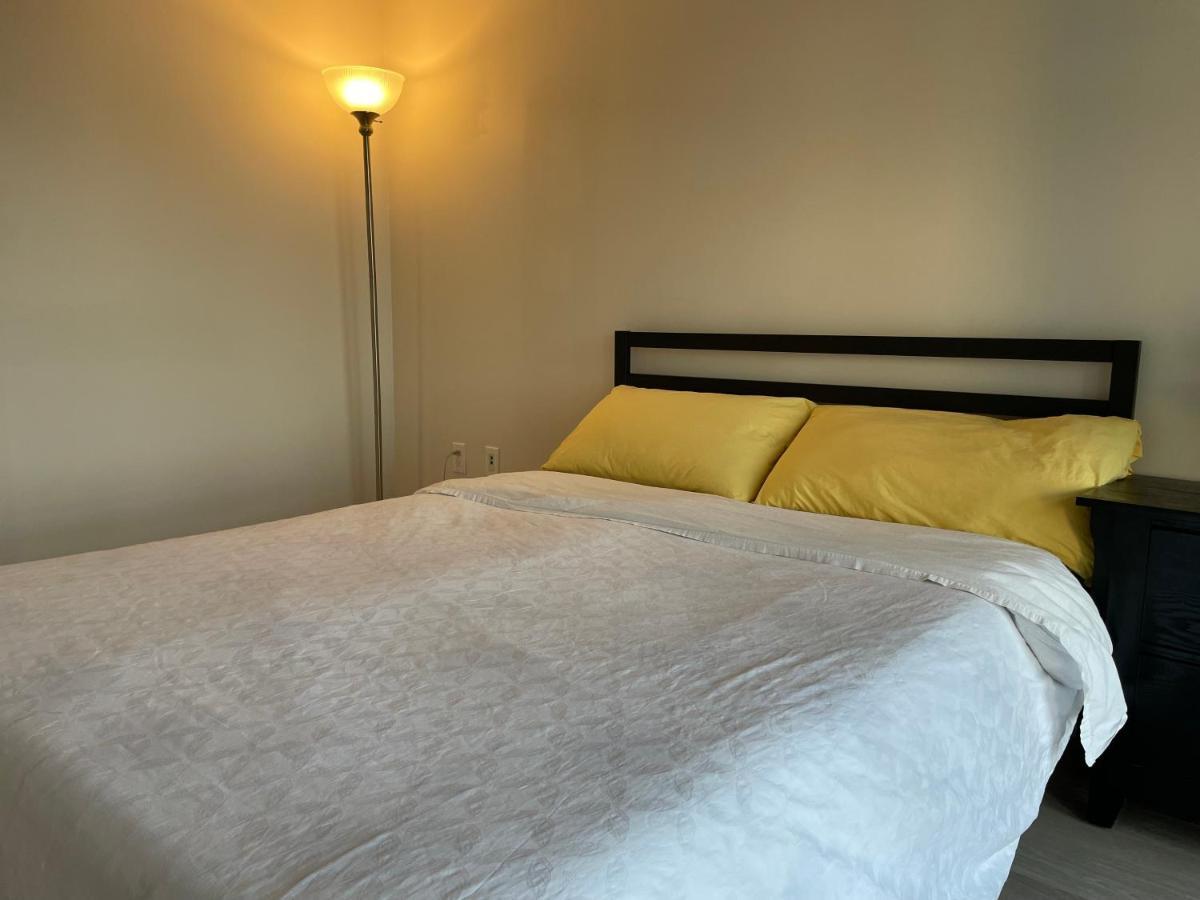 טורונטו Three-Bedroom Condo With Free Parking Nearby Cn Tower With Lake View מראה חיצוני תמונה