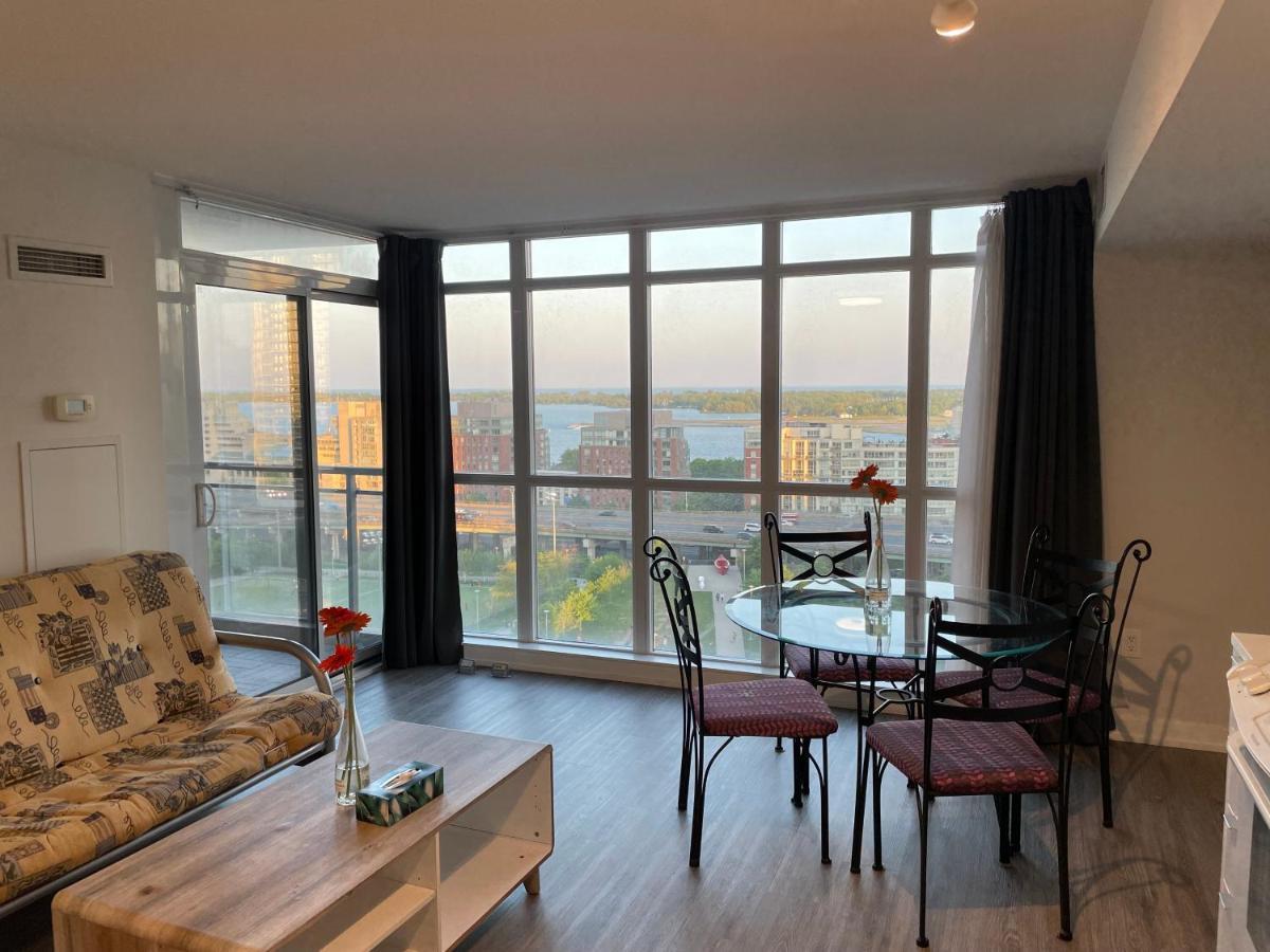 טורונטו Three-Bedroom Condo With Free Parking Nearby Cn Tower With Lake View מראה חיצוני תמונה